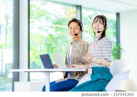 辦公室裡的男女操作員 137541163