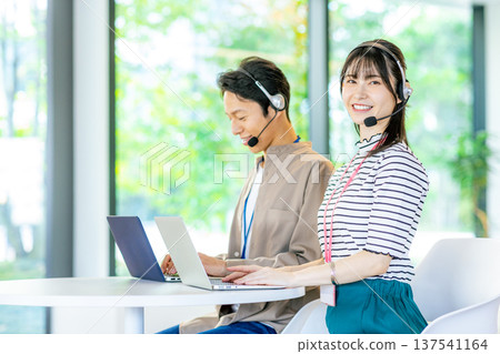 辦公室裡的男女操作員 辦公室裡的男女操作員 137541164