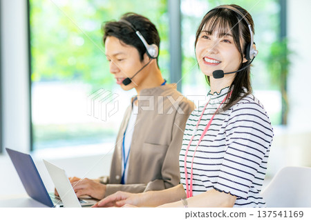 辦公室裡的男女操作員 辦公室裡的男女操作員 137541169