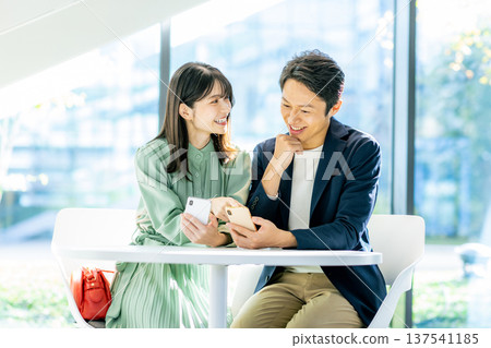 搜尋在智能手機的一對年輕夫婦 137541185