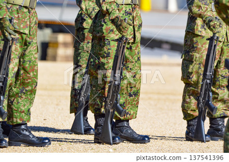 陸上自衛隊隊員手持步槍列隊 137541396