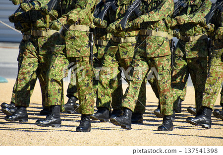 陸上自衛隊隊員行進 137541398