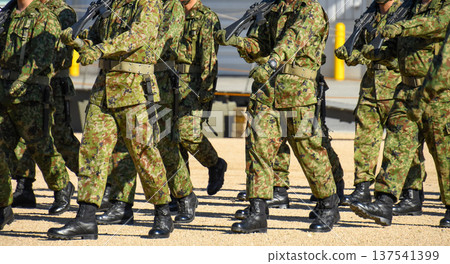 陸上自衛隊隊員行進 137541399
