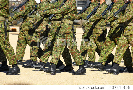 陸上自衛隊隊員行進 137541406