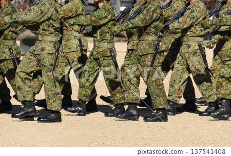陸上自衛隊隊員行進 137541408