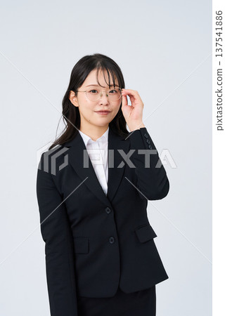 女實業家佩帶的鏡片 女實業家佩帶的鏡片 137541886