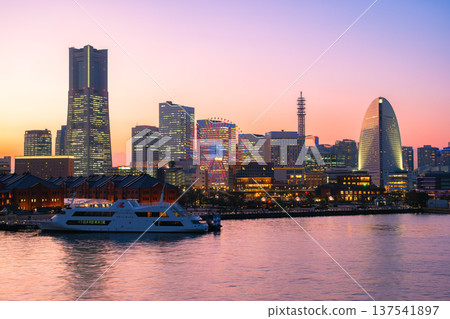 神奈川縣橫濱:黃昏時分從大棧橋碼頭眺望港未來與摩天輪的夜景 神奈川縣橫濱:黃昏時分從大棧橋碼頭眺望港未來與摩天輪的夜景 137541897