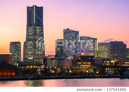 神奈川縣橫濱:黃昏時分從大棧橋碼頭眺望港未來與摩天輪的夜景 神奈川縣橫濱:黃昏時分從大棧橋碼頭眺望港未來與摩天輪的夜景 137541898