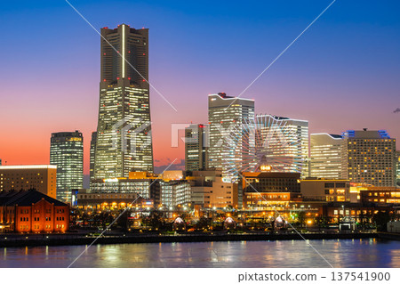 Yokohama, Kanagawa Prefecture: A beautiful night view of Minato Mirai with blue hour skies and sparkling city lights 137541900
