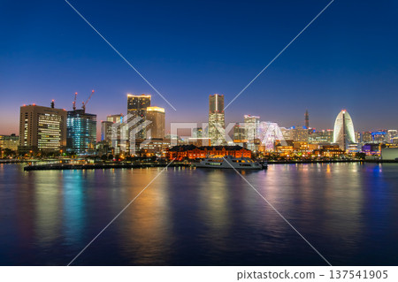 神奈川縣橫濱:港未來夜景,碧空如洗,城市燈光璀璨,美不勝收。 神奈川縣橫濱:港未來夜景,碧空如洗,城市燈光璀璨,美不勝收。 137541905