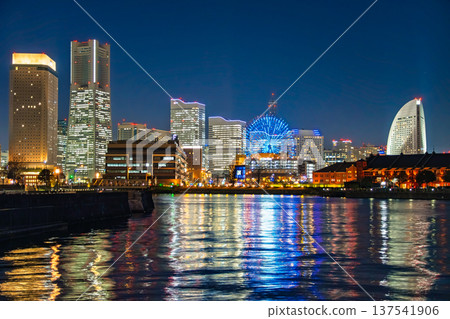 從神奈川縣橫濱市象鼻公園眺望港未來璀璨的夜景及其在水面上的倒影。 從神奈川縣橫濱市象鼻公園眺望港未來璀璨的夜景及其在水面上的倒影。 137541906