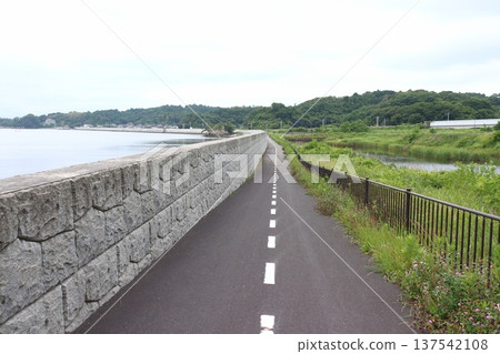 利用原先的仙石線(現已遷至地勢較高處)建造的步道:從風景優美的山丘上眺望陸前大塚站。 利用原先的仙石線(現已遷至地勢較高處)建造的步道:從風景優美的山丘上眺望陸前大塚站。 137542108