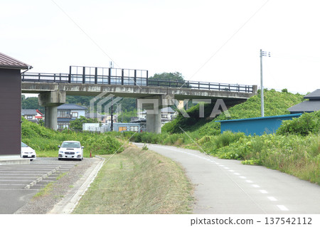 利用原先的仙石線線路,遷至地勢更高的位置,修建了一條步行長廊:原東名站舊址 利用原先的仙石線線路,遷至地勢更高的位置,修建了一條步行長廊:原東名站舊址 137542112