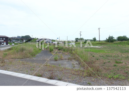 利用原先的仙石線線路，遷至地勢更高的位置，修建了一條步行長廊：原東名站舊址 137542113