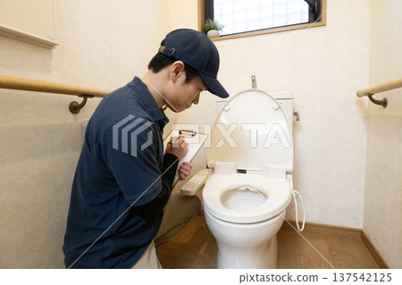 一名男子正在諮詢廁所翻新工程的報價。 一名男子正在諮詢廁所翻新工程的報價。 137542125