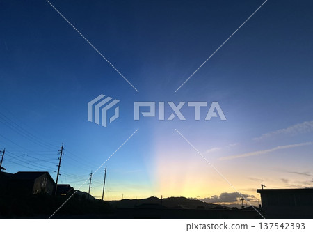 Dusk cityscape and streaks of light in the sky Dusk cityscape and streaks of light in the sky 137542393