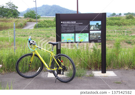 利用原先的仙石線線路，遷至地勢更高的位置，修建了一條步行長廊：原東名站舊址 137542582