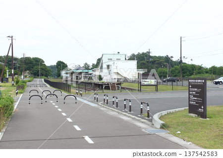 利用原先的仙石線（現已遷至地勢較高處）建造的步道：位於原野比魯站附近。 137542583