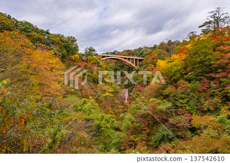 宮城縣大崎市:秋葉漸黃,鳴子峽及其拱橋的全景盡收眼底。 宮城縣大崎市:秋葉漸黃,鳴子峽及其拱橋的全景盡收眼底。 137542610