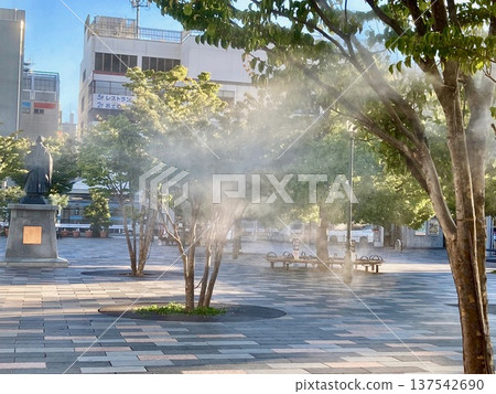 夏季的甲府站北口廣場會噴灑水霧來降溫。 137542690