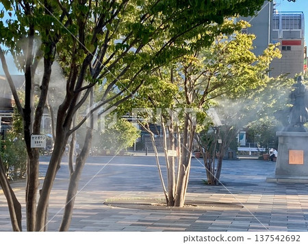 夏季的甲府站北口廣場會噴灑水霧來降溫。 137542692