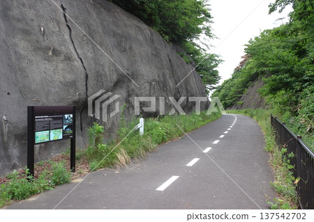 奇蹟之丘:一條利用原先的仙石線路改建而成的步行道,線路位於地勢較高的位置。 奇蹟之丘:一條利用原先的仙石線路改建而成的步行道,線路位於地勢較高的位置。 137542702