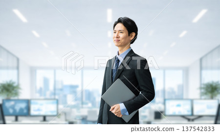 男性商人與筆記本電腦 137542833