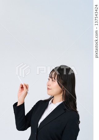 手持觸控筆的女商人 手持觸控筆的女商人 137543424