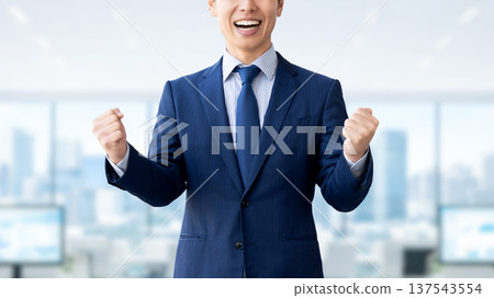 做膽量姿勢的男性商人 做膽量姿勢的男性商人 137543554