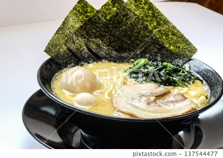 A rich pork bone ramen that will satisfy your brain and is a must-try for oil lovers. A rich pork bone ramen that will satisfy your brain and is a must-try for oil lovers. 137544477