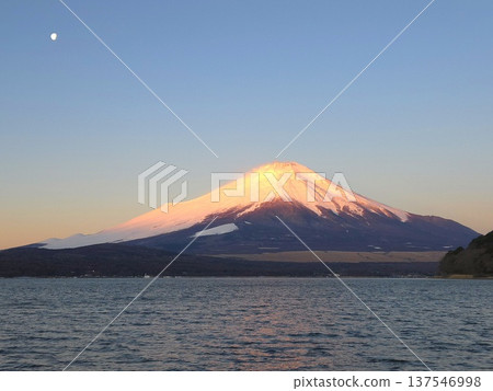 清晨:紅富士山和山中湖 清晨:紅富士山和山中湖 137546998