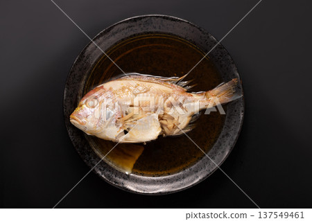 Boiled yellow daikon (renkodai) 137549461