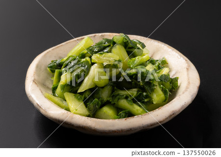 Lightly pickled radish leaves Lightly pickled radish leaves 137550026