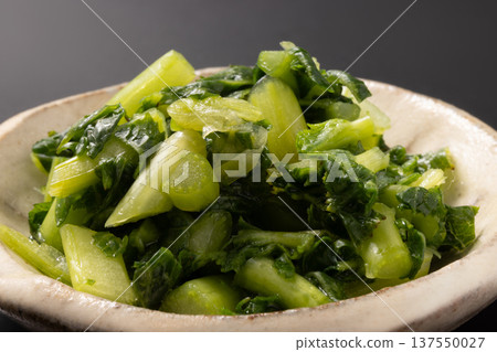 略微醃製過的蘿蔔葉 137550027