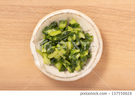 Lightly pickled radish leaves Lightly pickled radish leaves 137550028