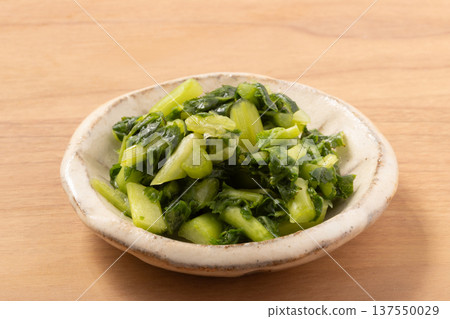 Lightly pickled radish leaves Lightly pickled radish leaves 137550029