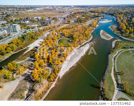 秋季聖派翠克島公園和弓河的鳥瞰圖。加拿大艾伯塔省卡加利市 137551462