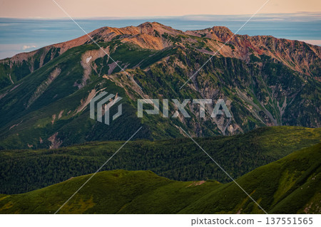 從北阿爾卑斯山的雙六山眺望藥師岳和雲野平岳的黎明景色 137551565