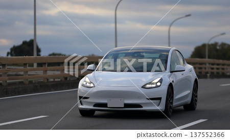白色電動車圖片 白色電動車圖片 137552366