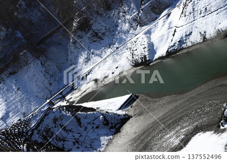 【神奈川縣】由於創紀錄的乾旱，宮瀨水壩建設期間使用的施工道路數十年來首次露出湖底。 137552496