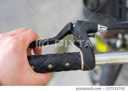 調整兒童自行車的煞車 137552742