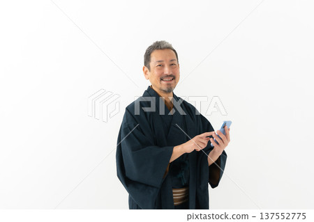 身穿和服的男子,智慧型手機 身穿和服的男子,智慧型手機 137552775