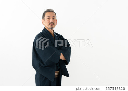 一個穿著和服的男人 137552820