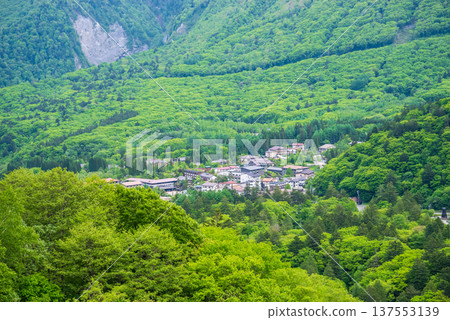 Hirayu Onsen town surrounded by fresh greenery (Okuhida Onsenkyo, Takayama City, Gifu Prefecture) Hirayu Onsen town surrounded by fresh greenery (Okuhida Onsenkyo, Takayama City, Gifu Prefecture) 137553139
