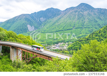 綠樹環繞的平湯溫泉小鎮(岐阜縣高山市奧飛驒溫泉鄉) 綠樹環繞的平湯溫泉小鎮(岐阜縣高山市奧飛驒溫泉鄉) 137553148