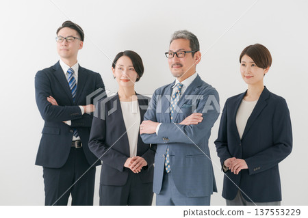 雙臂交叉的商務人士 137553229