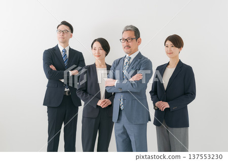 雙臂交叉的商務人士 雙臂交叉的商務人士 137553230