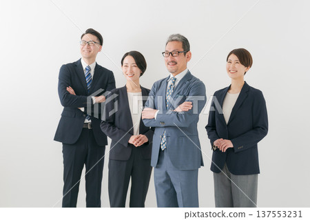 雙臂交叉的商務人士 雙臂交叉的商務人士 137553231