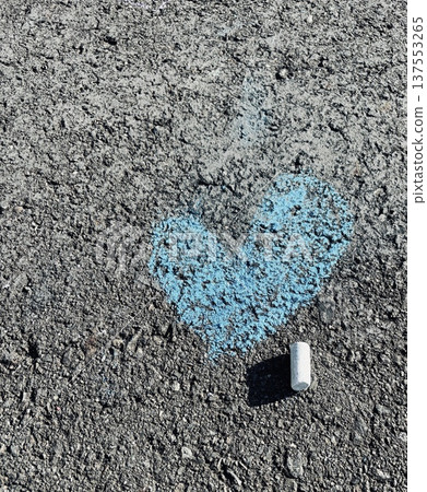 用藍色粉筆畫的心形 137553265