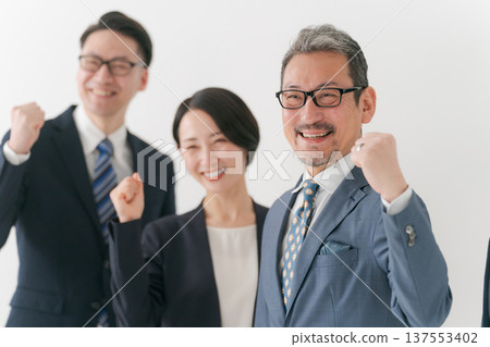 做膽量姿勢的企業人 做膽量姿勢的企業人 137553402